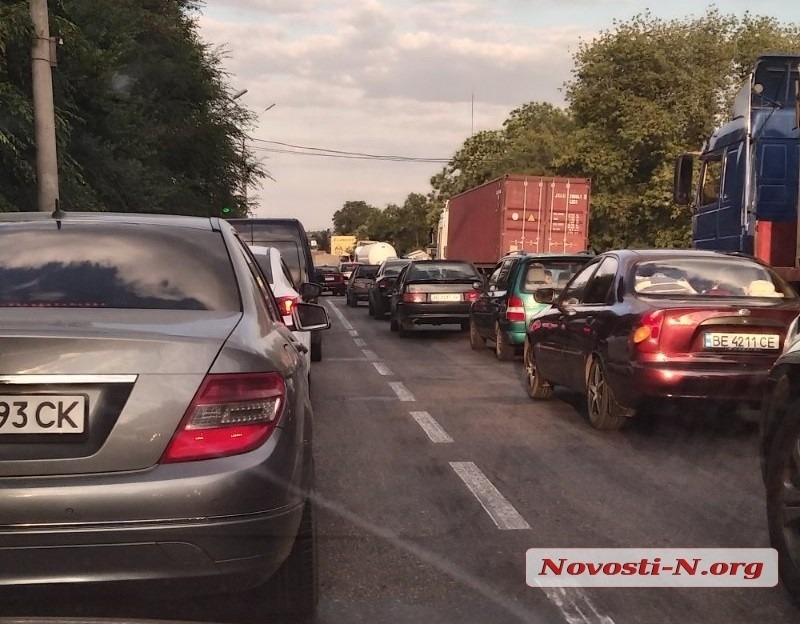 На въезде в Николаев автомобили снова «застыли» в пробке. Видео