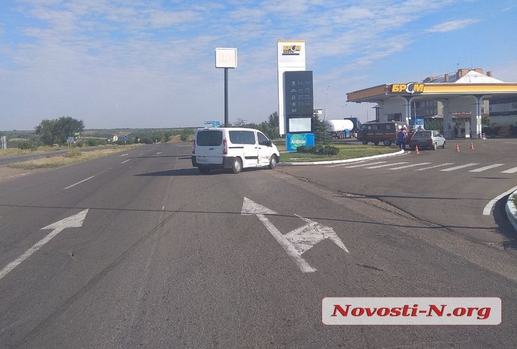 На трассе под Николаевом столкнулись «Пежо» и « Таврия»: пострадал водитель