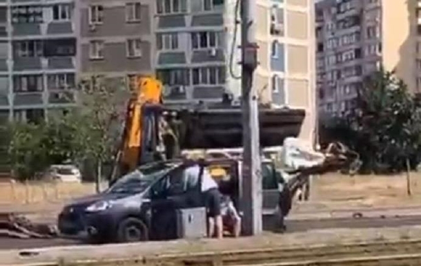 В Киеве экскаватор ударил ковшом по крыше авто. ВИДЕО