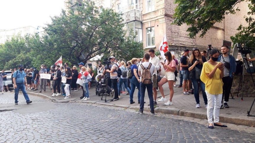В Киеве под посольством Беларуси задержали протестующих. Видео