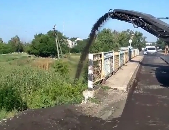 В Запорожской области сбрасывали в реку раскаленный асфальт. ВИДЕО