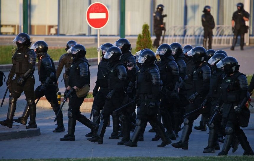 В центре столицы Беларуси силовики снова разгоняют акции протеста