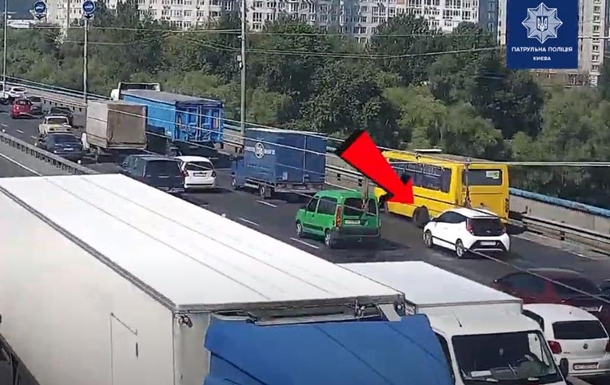 В Киеве у маршрутки на ходу отвалились колеса. ВИДЕО
