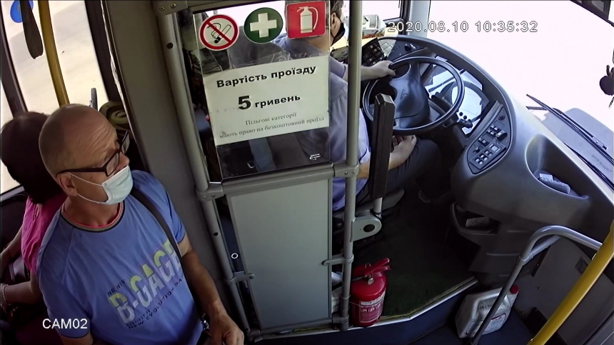 В Николаеве пассажир избил водителя «зеленого автобуса»: дебошира разыскивают