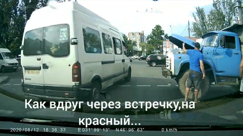 В Николаеве маршрутка с пассажирами выехала на красный на «смертельном перекрестке»