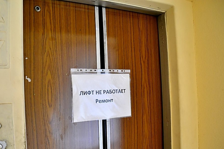 В николаевской многоэтажке полтора месяца не работает лифт: жителям говорят, что «ищут деталь»