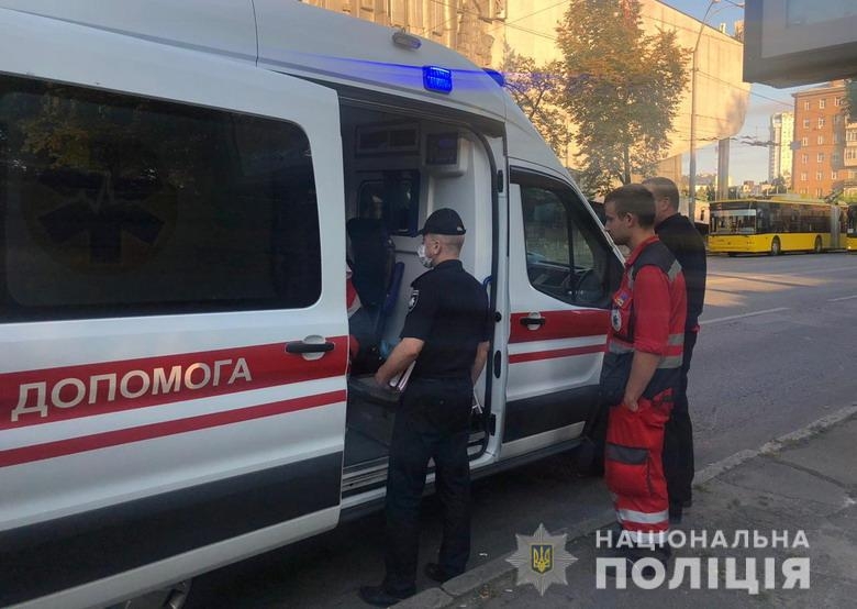 В Киеве мужчина ударил девушку по лицу и зарезал заступившегося за нее парня