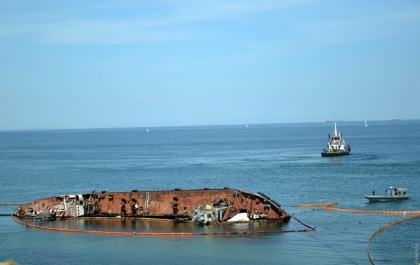 В Одессе затонувший танкер Delfi отбуксируют до Дня Независимости