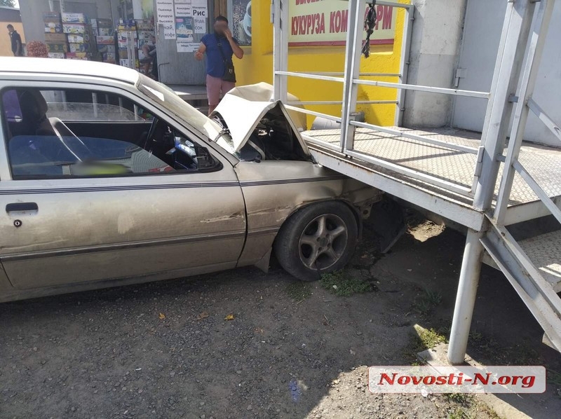 В Николаеве «Опель» после столкновения с «Пежо» влетел в лестницу: пострадал водитель
