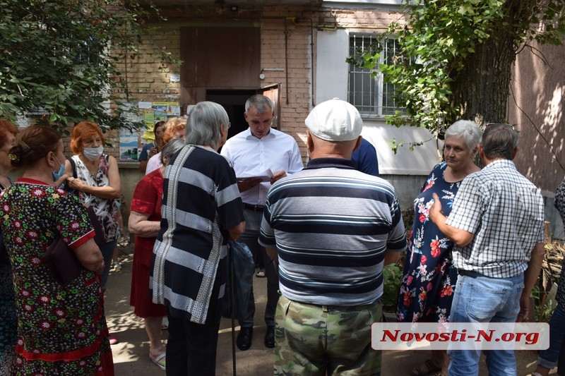 В Николаеве жители продолжают требовать качественную дорогу к «дому слепых» – приехал мэр