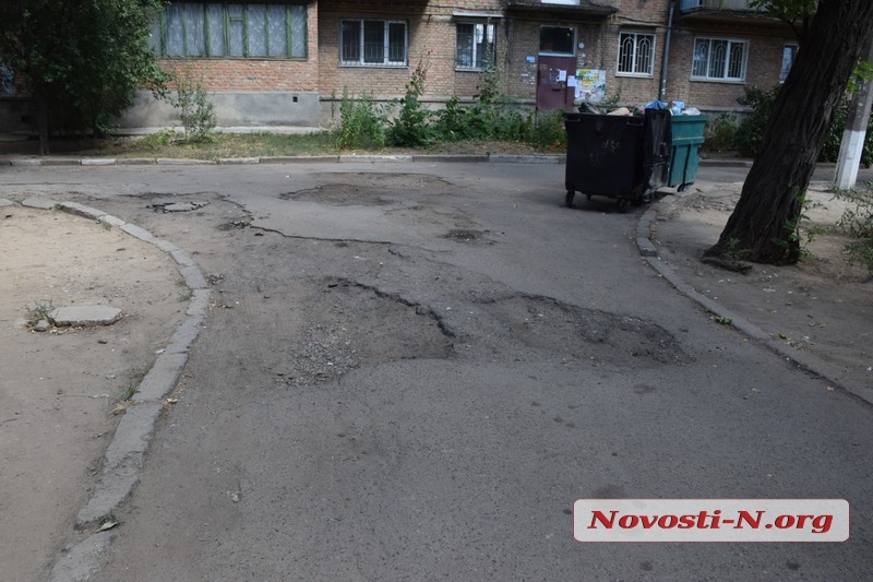 В Николаеве жители продолжают требовать качественную дорогу к «дому слепых» – приехал мэр