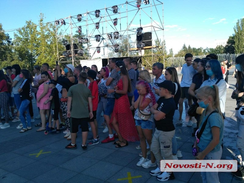 В Николаеве начали отмечать День молодежи — людей в масках практически нет