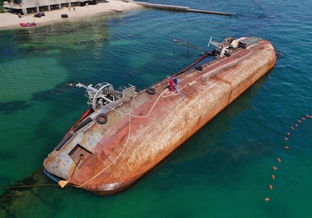 В Одессу доставили спецсредства для ликвидации разлива нефти с танкера Delfi