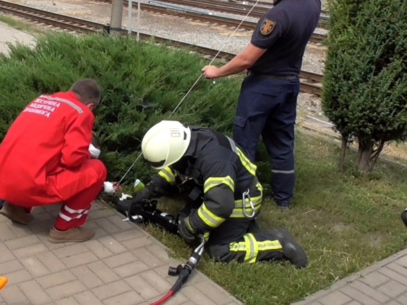 В Сумах  мужчина рукой «нанизался» на арматуру: помогали спасатели