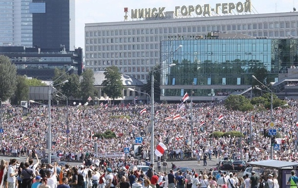 На митинг в Минске вышли десятки тысяч людей. ВИДЕО