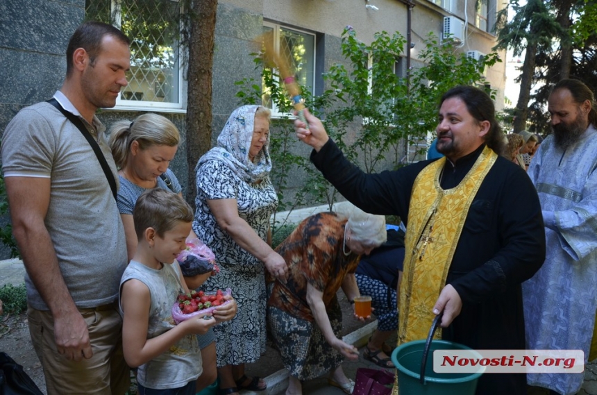 Яблочный Спас: сотни верующих в Николаеве идут с корзинками в храмы