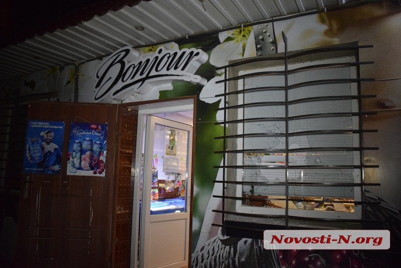 Ночью в Николаеве неизвестные выстрелили из ружья в окно магазина и скрылись