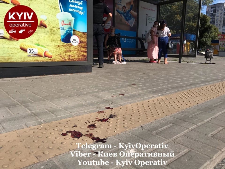 В Киеве маршрутчик зажал дверью пенсионерку, протянул по асфальту и переехал ногу 