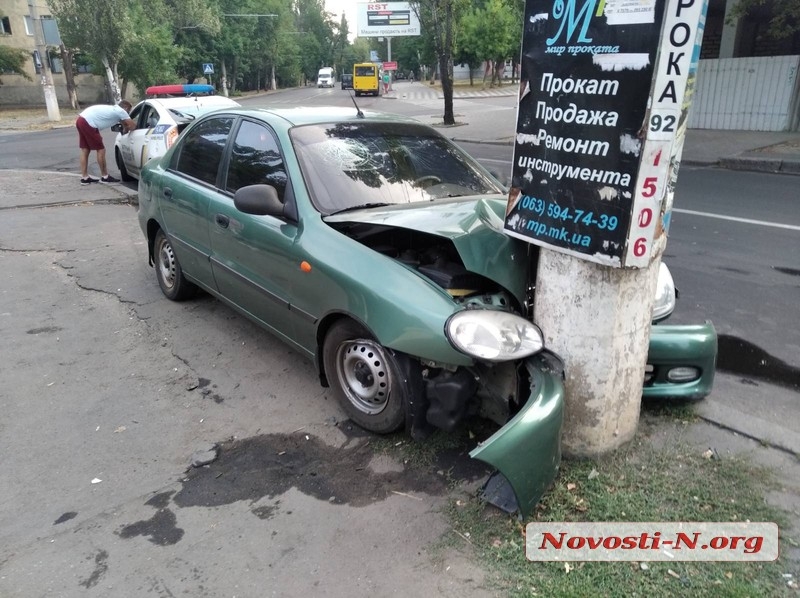 В Николаеве пьяный водитель на «Ланосе» врезался в столб