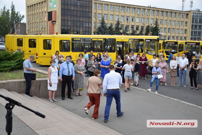 Николаевская ОГА торжественно передала районам 13 школьных автобусов. ФОТОРЕПОРТАЖ