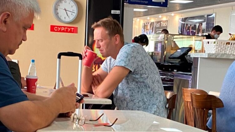 Чай, после которого Навальный впал в кому, принес его помощник