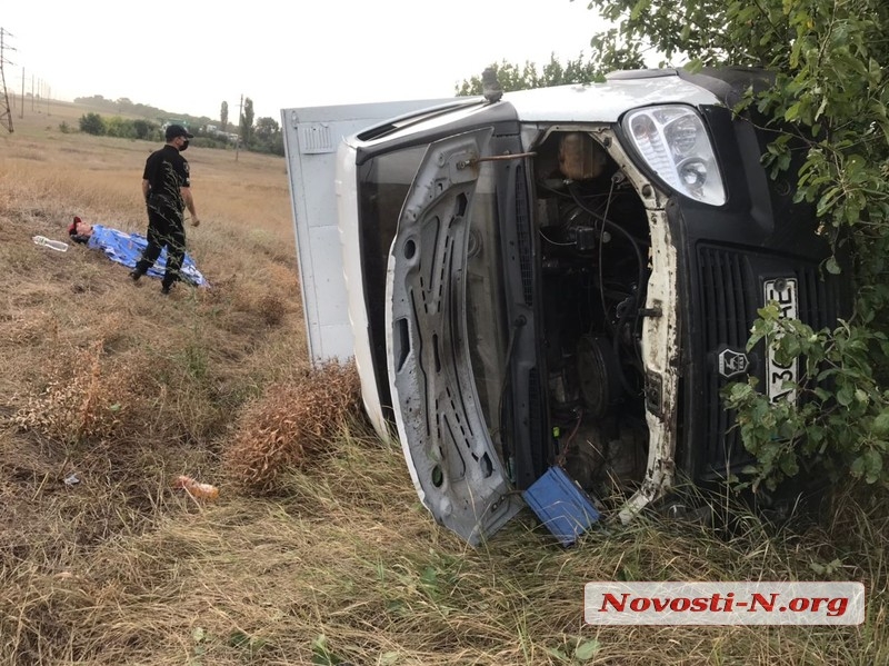 На трассе «Николаев-Одесса» хлебовозка слетела в кювет: пострадал водитель