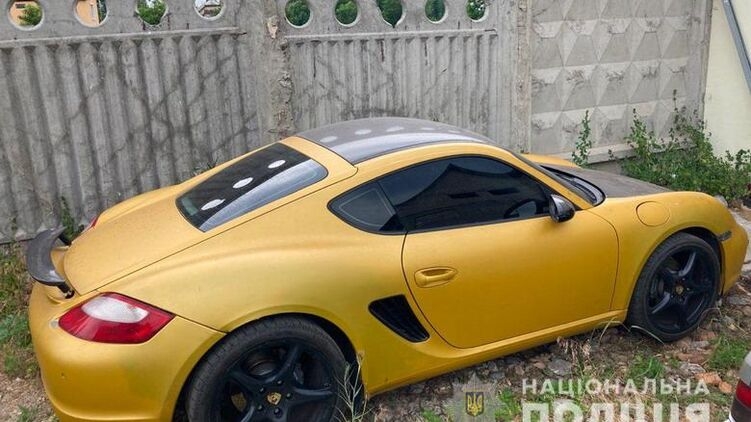 В Киеве строитель прикинулся владельцем Porsche и украл его с помощью эвакуатора