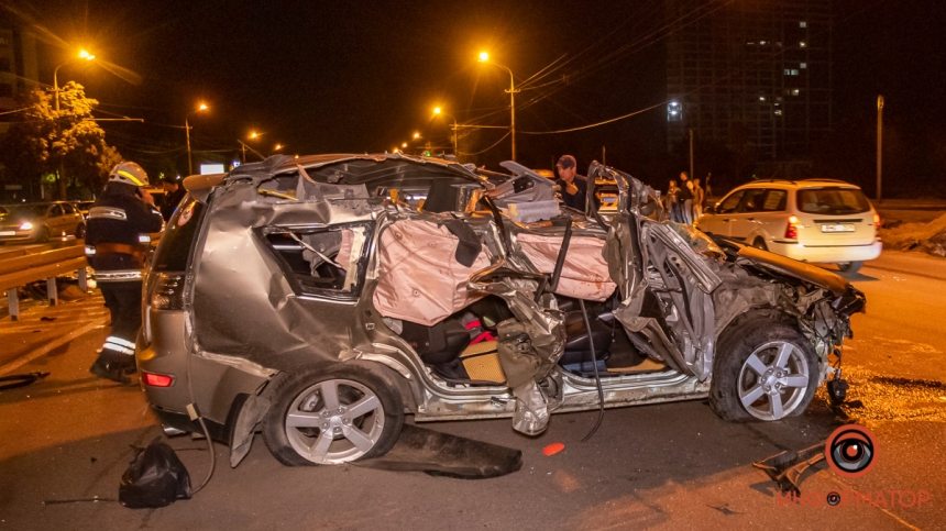 В Днепре Mitsubishi въехал в ограждение на дороге и перевернулся: погибла женщина