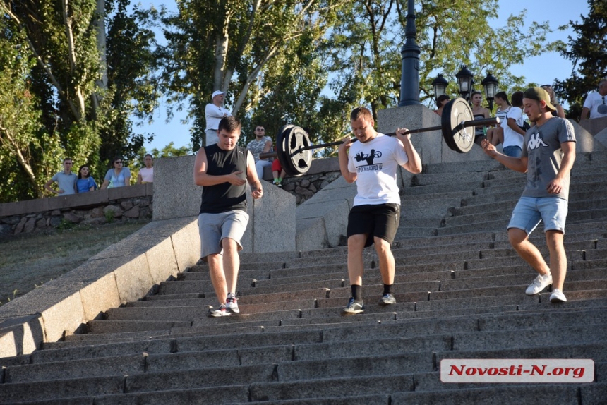 В Николаеве спортсмены со штангой на плечах «укрощали» лестницу на БАМе. ФОТОРЕПОРТАЖ