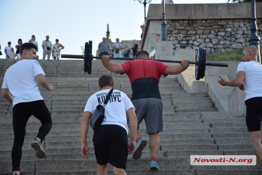 В Николаеве спортсмены со штангой на плечах «укрощали» лестницу на БАМе. ФОТОРЕПОРТАЖ
