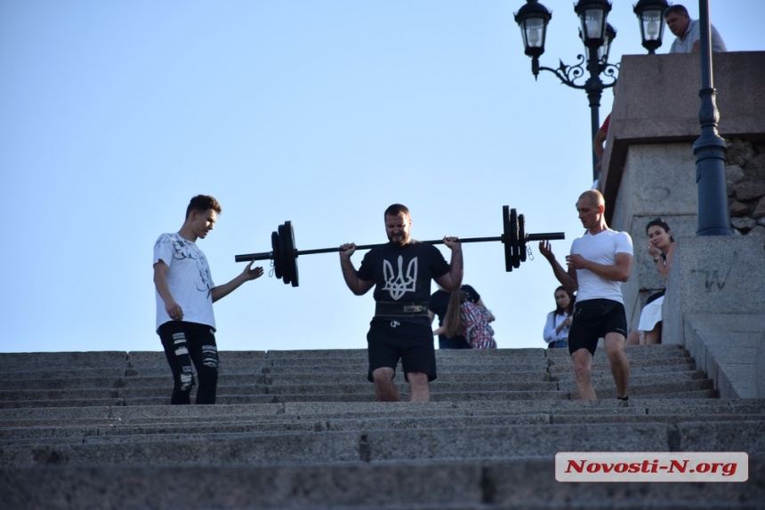 В Николаеве спортсмены со штангой на плечах «укрощали» лестницу на БАМе. ФОТОРЕПОРТАЖ