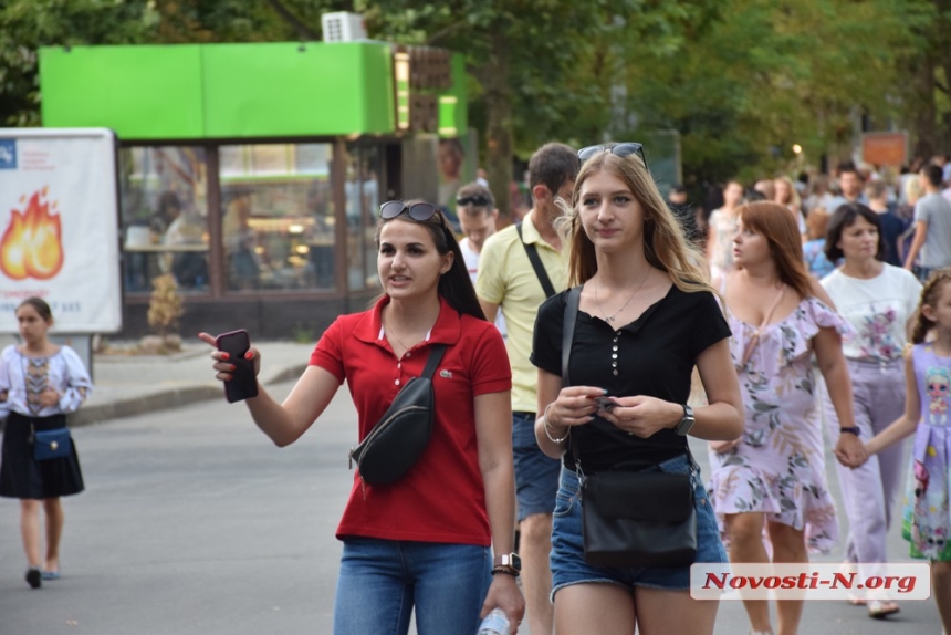 Как николаевцы на улице Соборной празднуют День Независимости. ФОТОРЕПОРТАЖ