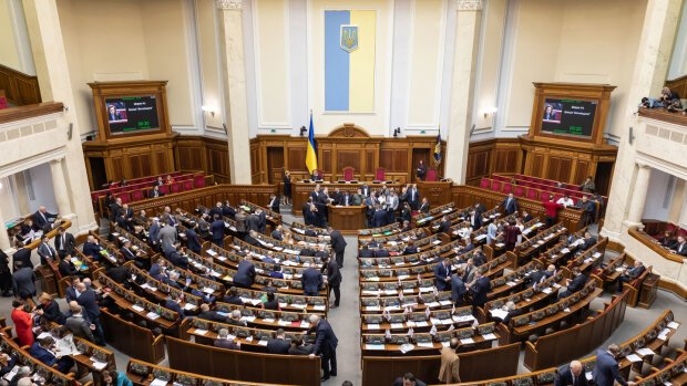 Верхавная Рада повысила минимальную зарплату до 5000 гривен