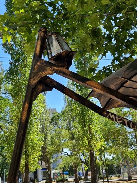 В Николаеве вандалы повредили арт-объект «скамейка с зонтом»