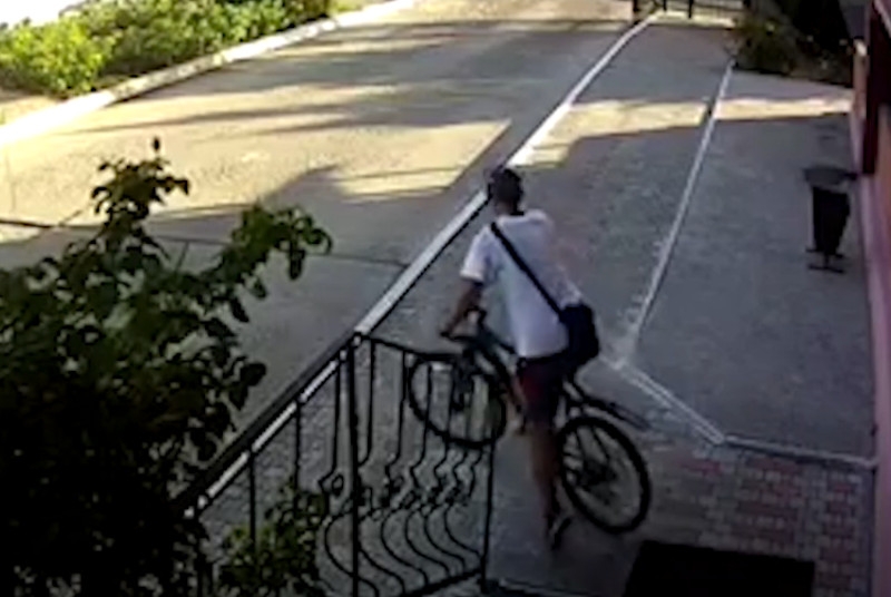В Николаеве «велосипедный» вор попал на видео камеры наблюдения. ВИДЕО