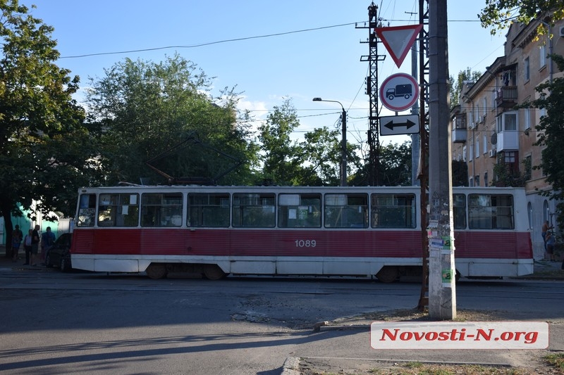 В Николаеве девушка на «Ниссане» спровоцировала ДТП с трамваем