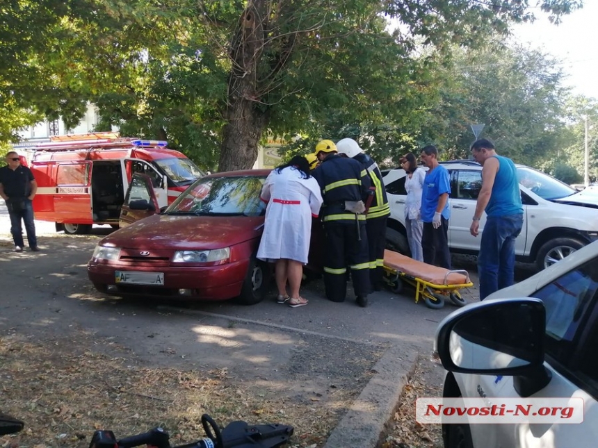 В центре Николаева «Лексус» врезался в «Ладу» - трое пострадавших, в том числе дети