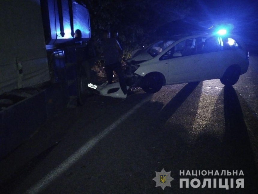 В Николаевской области столкнулись седельный тягач и «Рено»: шестеро пострадавших, в том числе дети