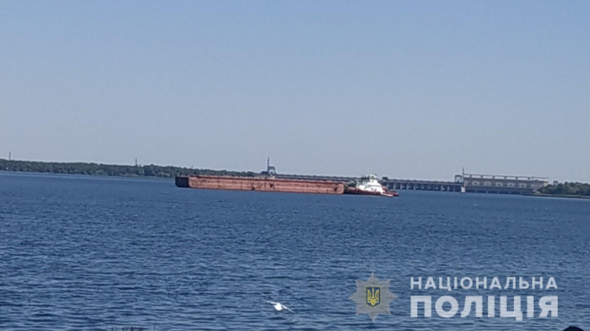 Возле Новой Каховки буксир с баржой наехал на рыбацкую лодку: погиб мужчина