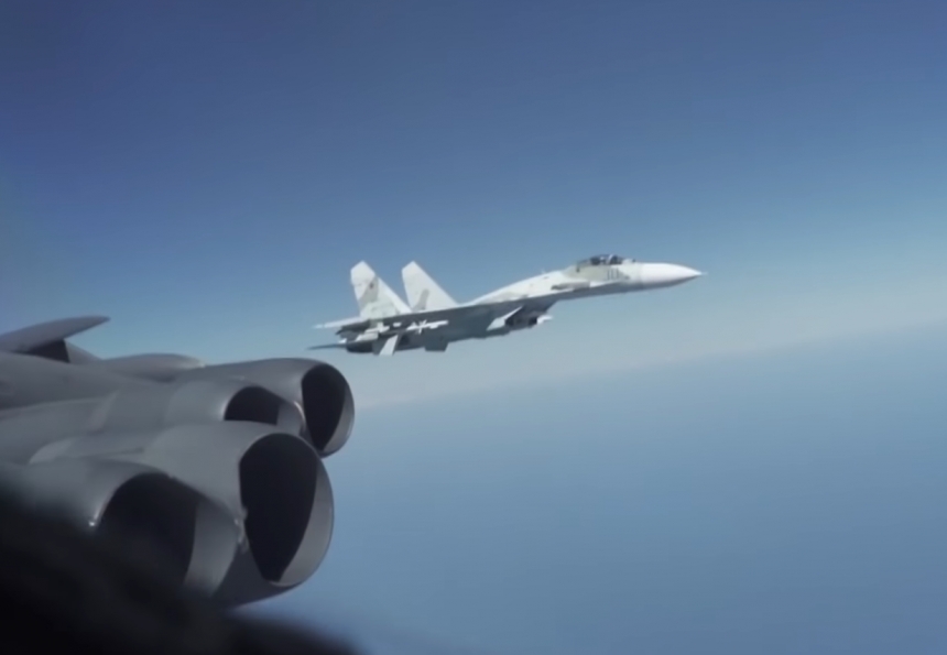Опубликовано видео перехвата российским Су-27 американского бомбардировщика В-52