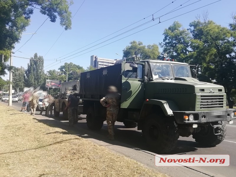 В Николаеве столкнулись военный грузовик КрАЗ и «Ниссан»