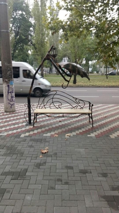 В Николаеве вновь повредили «скамейку с зонтом»