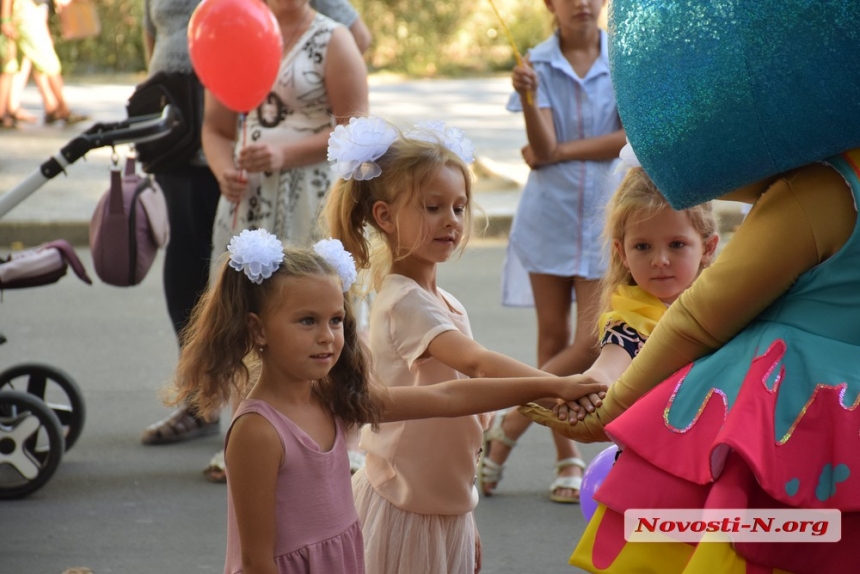 Николаевские школьники в День знаний вышли на променад. ФОТОРЕПОРТАЖ