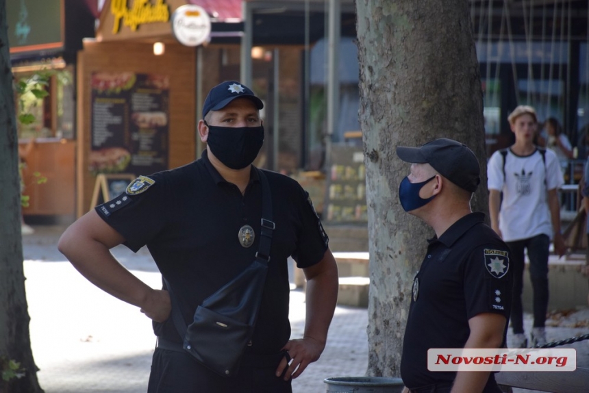 Николаевские школьники в День знаний вышли на променад. ФОТОРЕПОРТАЖ