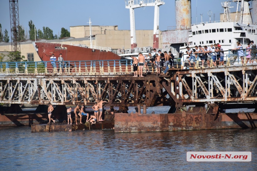 Николаевские школьники в День знаний вышли на променад. ФОТОРЕПОРТАЖ