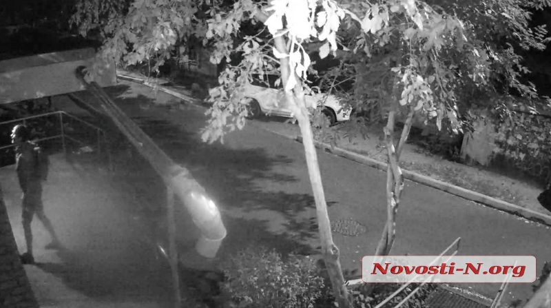 «Лампочного вора» на велосипеде зафиксировали камеры видеонаблюдения в Николаеве