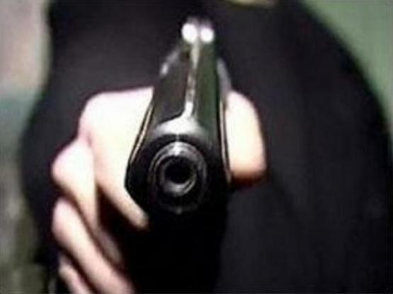В Сумской области полицейский за посещение магазина без масок наставил пистолет на женщин и детей