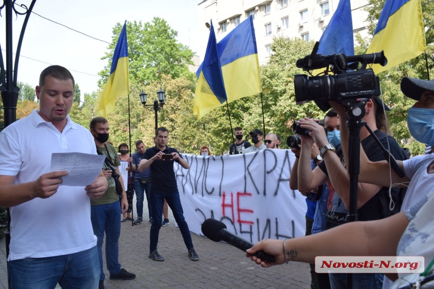 В Николаеве праворадикалы провели акцию в поддержку националистов, обстрелявших автобус «ОПЗЖ»