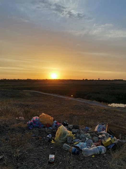 В Николаеве возле реки образовалась стихийная свалка — мусор вывозят машинами