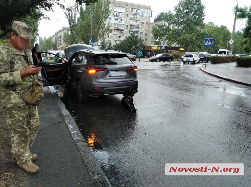 В Николаеве военнослужащий на «Ауди» спровоцировал тройное ДТП